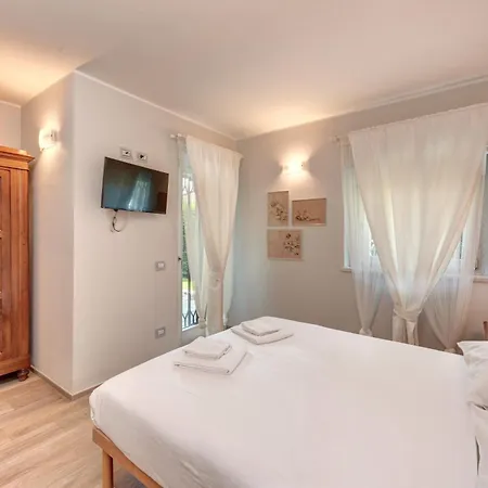 La Corte With Amazing Pool And Garden 빌라